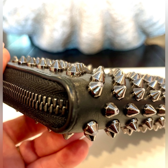 CHRISTIAN LOUBOUTIN
Panettone Calfskin black gunmetal spikes wallet - Picture 4 of 16